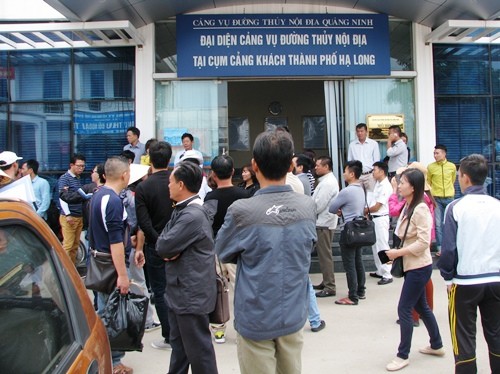 Trong sáng 1/11, hàng chục chủ tàu du lịch quây quanh văn phòng đại diện Cảng thủy nội địa tỉnh Quảng Ninh tại Bãi Cháy. Ảnh: Minh cương