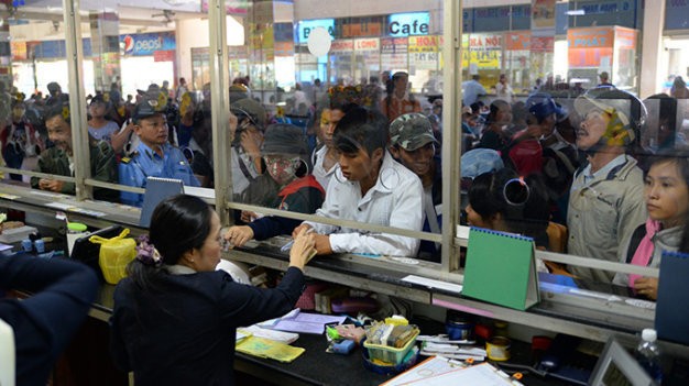 Hành khách mua vé tại bến xe miền Đông - Ảnh: TTO