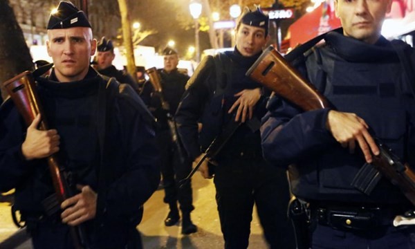 Cảnh sát vũ trang Pháp đang tuần tra bảo vệ an ninh cho Paris
