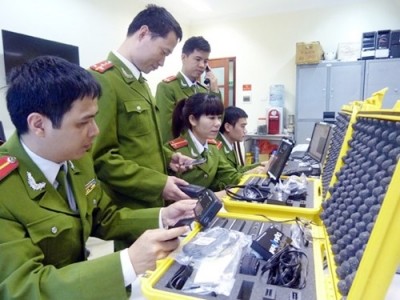 Lực lượng PC50 Công an TP Hà Nội sử dụng thiết bị công nghệ phục vụ công tác điều tra - Ảnh: Nhân dân