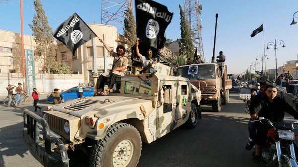 Các thành viên IS diễu binh ở Raqa - Ảnh: NYT