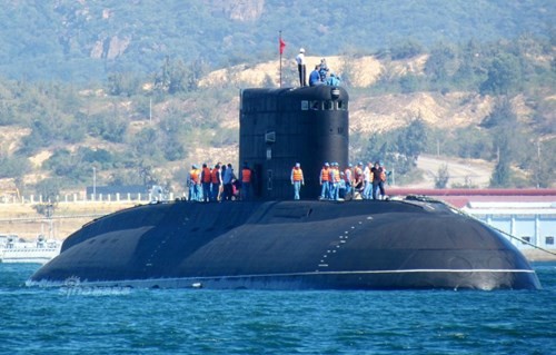 Tàu ngầm thông thường Hà Nội HQ-182 ở quân cảng Cam Ranh, Việt Nam