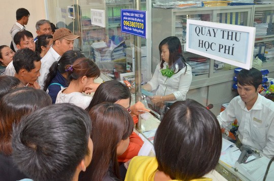 Sinh viên đóng học phí tại Trường ĐH Nguyễn Tất Thành (TP HCM)Ảnh: TẤN THẠNH