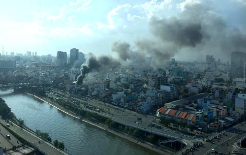 Lửa kèm theo cuộn khói đen bao trùm khu vực trung tâm Sài Gòn. Ảnh: Tâm Trần