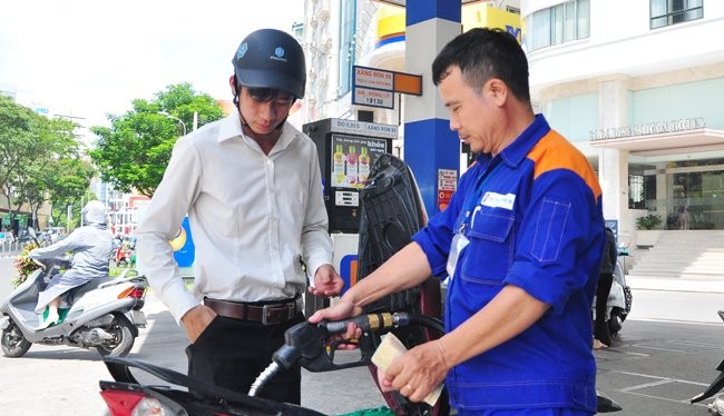 Nguồn thu ngân sách được bổ sung một phần không nhỏ từ việc tăng thuế bảo vệ môi trường gấp 3 lần cho các mặt hàng xăng dầu từ 1-5. Ảnh: Minh Tâm