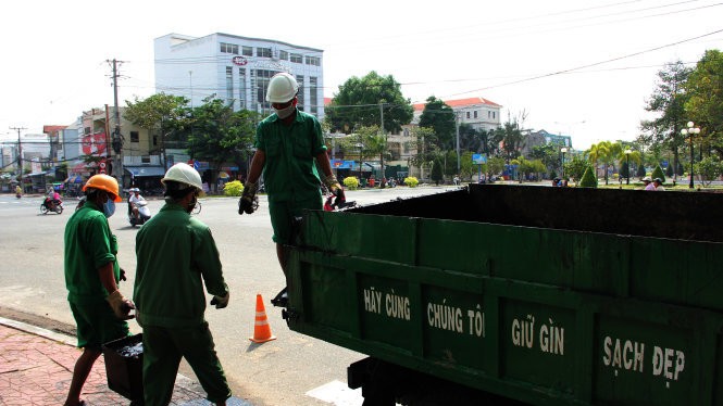 Công nhân khai thông cống thoát nước ở đường Hùng Vương, TP Cà Mau - Ảnh: Phương Bằng