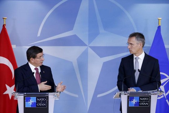 Thủ tướng Thổ Nhĩ Kỳ Ahmet Davutoglu (trái) và Tổng thư ký NATO Jens Stoltenberg trong một cuộc họp tại trụ sở của Liên minh ở Brussels - Bỉ hôm 30-11. Ảnh: Reuters