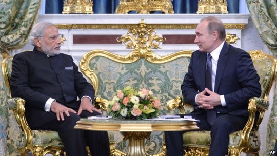 Thủ tướng Modi (trái) gặp Tổng thống Nga Vladimir Putin (phải) tại Moscow hôm 24-12. Ảnh: AP