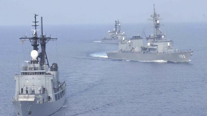Tàu khu trục Harusame (bên phải) và Amagiri (bên trái) của Lực lượng phòng vệ trên biển Nhật Bản trong một cuộc tập trận chung với Hải quân Philippines trên Biển Đông hồi tháng 5.2015 - Ảnh: Reuters