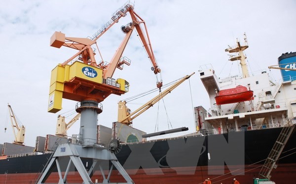 Bốc xếp hàng hóa tại Cảng Hải Phòng. (Ảnh: Lâm Khánh/TTXVN)