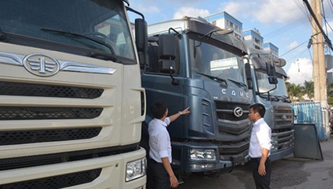 Xe tải Trung Quốc được bày bán nhiều tại một đại lý ở TP.HCM. Ảnh: QUANG HUY