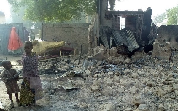 Nhà cửa bị thiêu rụi sau vụ tấn công của Boko Haram ở làng Dalori, Nigeria ngày 31/1. (Nguồn: AFP/TTXVN)