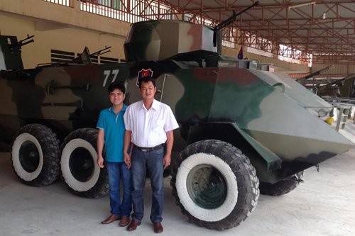 Ông Hải cùng con trai chụp ảnh bên chiếc xe tăng tự chế tạo cho Campuchia.