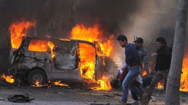 Hiện trường một vụ đánh bom xe tại thị trấn Kanaker, Syria. Ảnh: Reuters