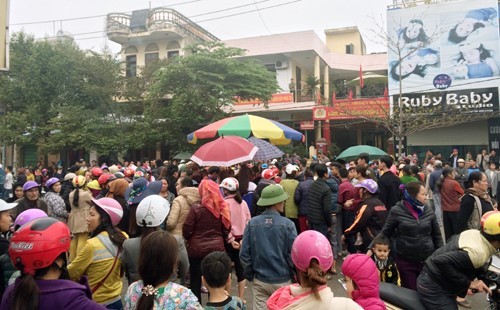 Rất đông ngư dân vây trụ sở công an phường Trung Sơn sau khi xảy ra sự việc nổ súng.