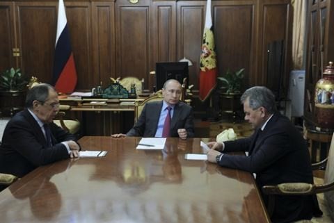 Tổng thống Nga Putin (giữa) và ngoại trưởng Lavrov, Bộ trưởng Quốc phòng Shoigu (bên phải)