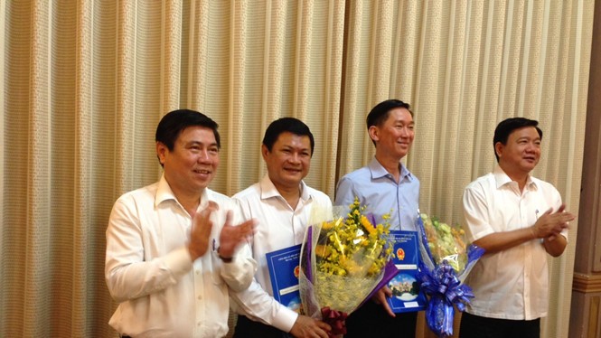 Ông Trần Vĩnh Tuyến (thứ 2 từ phải qua) và ông Huỳnh Cách Mạng (thứ 3 từ phải qua) nhận quyết định phê chuẩn nhân sự của Thủ tướng Chính phủẢnh: Tân Phú
