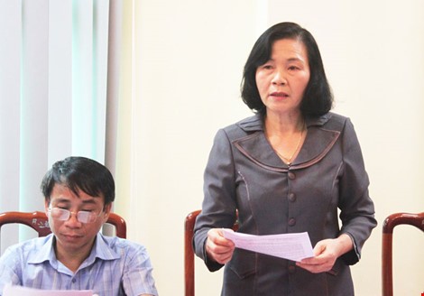 Bà Nguyễn Thị Thu Hà báo cáo về tình hình hạn hán, xâm nhập mặn và thủy sản chết hàng loạt.