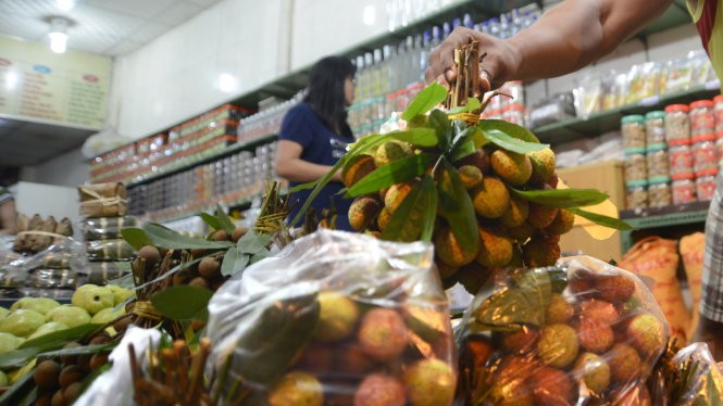 Vải thiều đầu mùa được bán tại một cửa hàng rau, củ, quả Hà Nội (Q.3, TP.HCM) với giá 70.000/kg - Ảnh: Duyên Phan