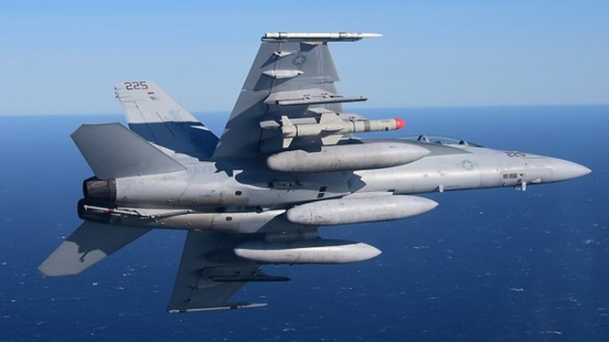 Tiêm kích F/A-18 Hải quân Mỹ thử tên lửa Harpoon Block II+ ở California, tháng 11.2015 - Ảnh: Hải quân Mỹ