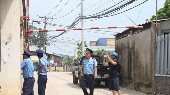 Thanh tra giao thông tỉnh Đồng Nai kiểm tra yêu cầu tạm ngừng việc thu phí "tự phát". Ảnh báo Thanh niên