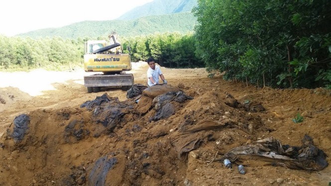 Chất thải nghi xuất phát từ quá trình luyện cốc của Formosa chôn lấp tại trang trại của ông Lê Quang Hòa đang được khai quật - Ảnh: VĂN ĐỊNH