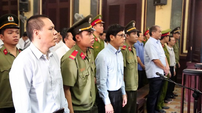 Bị cáo Mai Hữu Khương (trái), bị cáo Phan Thành Mai (giữa) và bị cáo Phạm Công Danh tại phiên tòa ngày 22.7