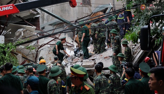 Lực lượng chức năng đang cứu hộ nạn nhân trong ngôi nhà 4 tầng tại 43 Cửa Bắc, Hà Nội