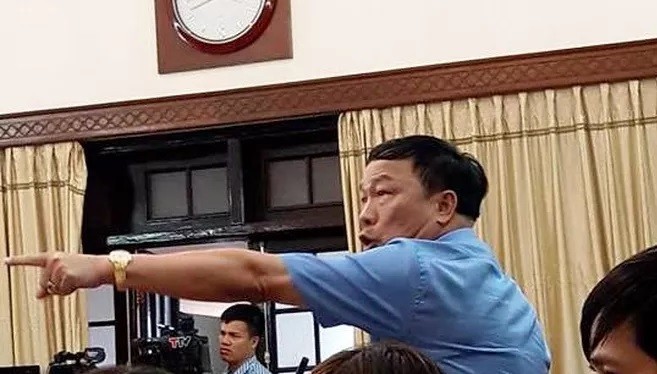 Ông Nguyễn Văn Đệ (áo xanh) chỉ tay thẳng tay về phía các cơ quan ban, ngành tỉnh trong cuộc họp báo hôm 5/8. Ảnh: BẢO MINH