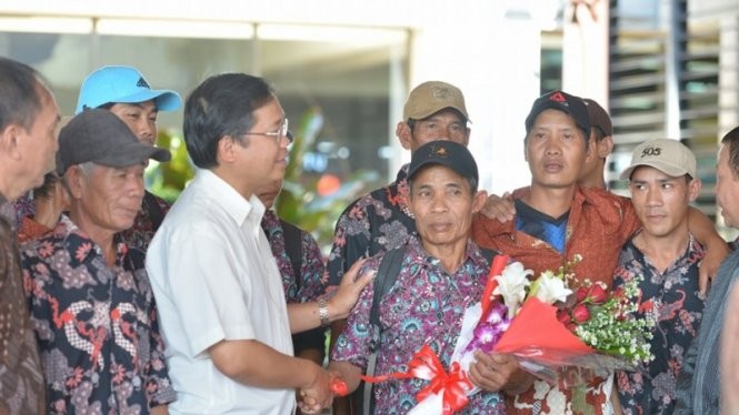 Đại sứ Hoàng Anh Tuấn (áo trắng) trong lần đưa tiễn các ngư dân được Indonesia trao trả hồi cuối năm 2015 tại sân bay Soekarno-Hatta - Ảnh: ĐSQ VN tại Indonesia