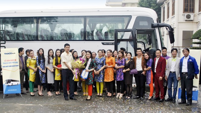 Thaco tặng xe cho Nhà hát chèo Việt Nam