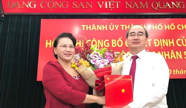 Chủ tịch Quốc hội Nguyễn Thị Kim Ngân trao quyết định cho ông Nguyễn Thiện Nhân. Ảnh Thanh Niên