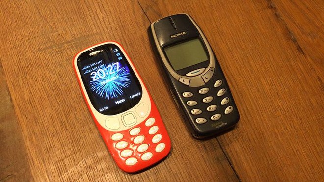 Nokia 3310 phiên bản 2017 mới (trái) và phiên bản nguyên thủy năm 2000 (phải)