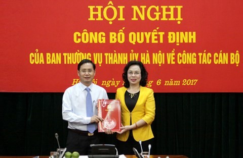 Ông Nguyễn Văn Tứ nhận quyết định Bổ nhiệm Chánh Văn phòng Thành ủy Hà Nội