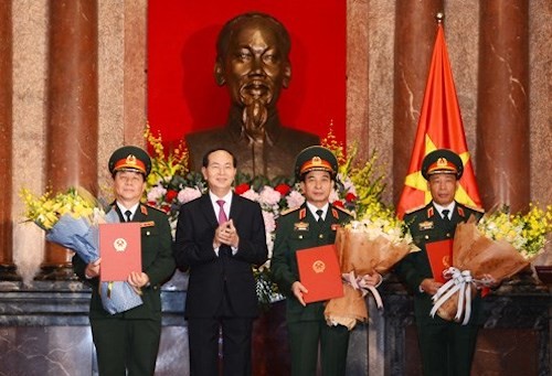 Chủ tịch nước trao quyết định thăng quân hàm cho ba sĩ quan cao cấp của Quân đội nhân dân Việt Nam. Ảnh: QĐND