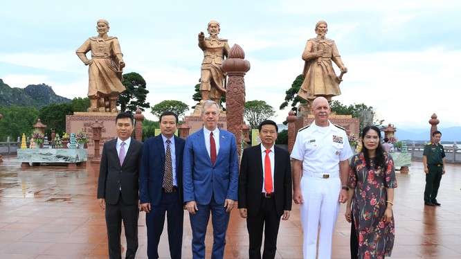 Đại sứ Mỹ tại Việt Nam Ted Osius và Tư lệnh Hạm đội Thái Bình Dương Scott Swift thăm khu di tích Bạch Đằng Giang. Ảnh Duy Thính