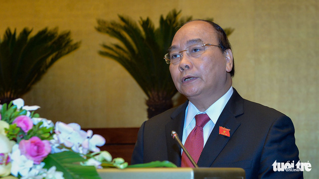 Thủ tướng Nguyễn Xuân Phúc báo cáo tại phiên khai mạc kỳ họp thứ 4 Quốc hội khóa XIV sáng 23-10 - Ảnh: Tuổi trẻ