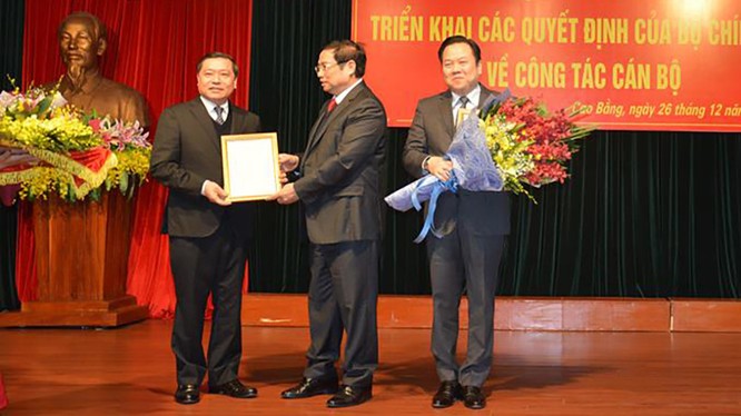 Ông Lại Xuân Môn (ngoài cùng bên trái) nhận quyết định giữ chức Bí thư Tỉnh ủy Cao Bằng. Ảnh: VGP
