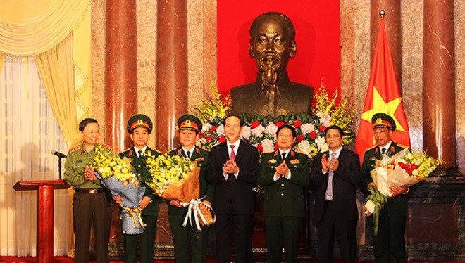 Chủ tịch nước trao quyết định thăng hàm thượng tướng, trung tướng cho các sĩ quan quân đội. Nguồn: VGP