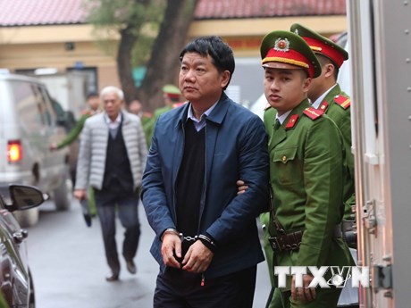 Cảnh sát dẫn giải bị cáo Đinh La Thăng. (Ảnh: Doãn Tấn/TTXVN)