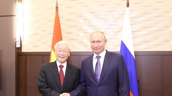 Tổng Bí thư Nguyễn Phú Trọng và Tổng thống Liên bang Nga Vladimir Putin bắt tay sau lễ ký các văn kiện hợp tác giữa hai nước. Ảnh: TTXVN