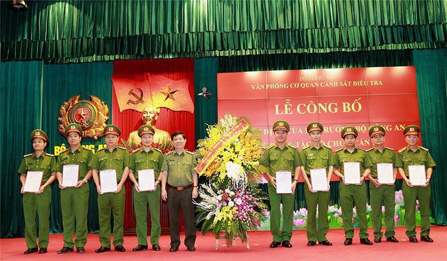 Trung tướng Trần Văn Vệ tạ Lễ công bố quyết định. Ảnh: BCA