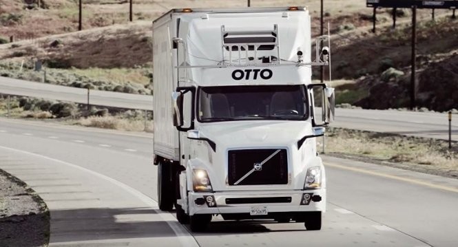 Chiếc xe tải tự lái của công ty khởi nghiệp Otto (Mỹ) chở 51.744 chai bia trên xa lộ bang Colorado - Ảnh: Sputnik International