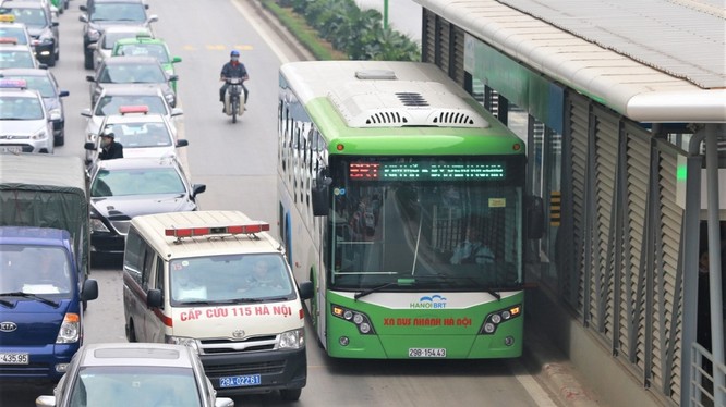 Hành khách đi xe buýt nhanh BRT vẫn tăng trong ngày đầu tiên thu vé.
