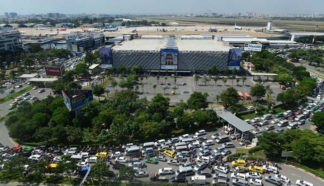 Sân bay Tân Sơn Nhất thường xuyên xảy ra ùn tắc.