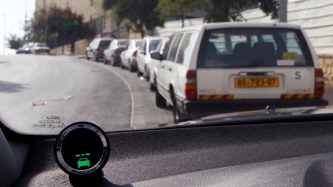 Thiết bị ở góc trái ảnh là một phần trong hệ thống hỗ trợ lái xe của MobilEye - Ảnh: Reuters