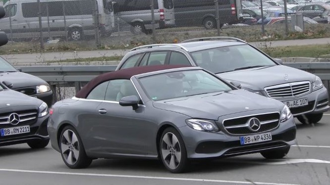 Mercedes-Benz E-Class Cabriolet bản E400 4Matic bất ngờ xuất hiện trên đường phố tại Đức. Đây là lần đầu tiên, Mercedes cung cấp hệ truyền động bốn bánh trên phiên bản mui trần.
