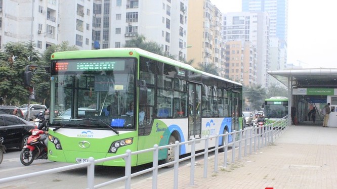 Hà Nội sẽ thí điểm vé điện tử thay vé giấy cho buýt nhanh BRT trước - Ảnh: Q.V
