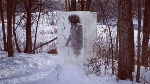 Người thượng cổ bị mắc kẹt trong một tảng băng (Ảnh: Madbible)