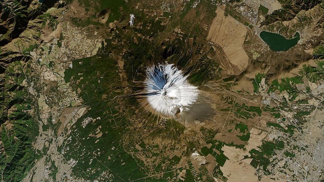 Ảnh vệ tinh núi Phú Sĩ vào ngày 1/1/2021 (Ảnh: Gizmodo)